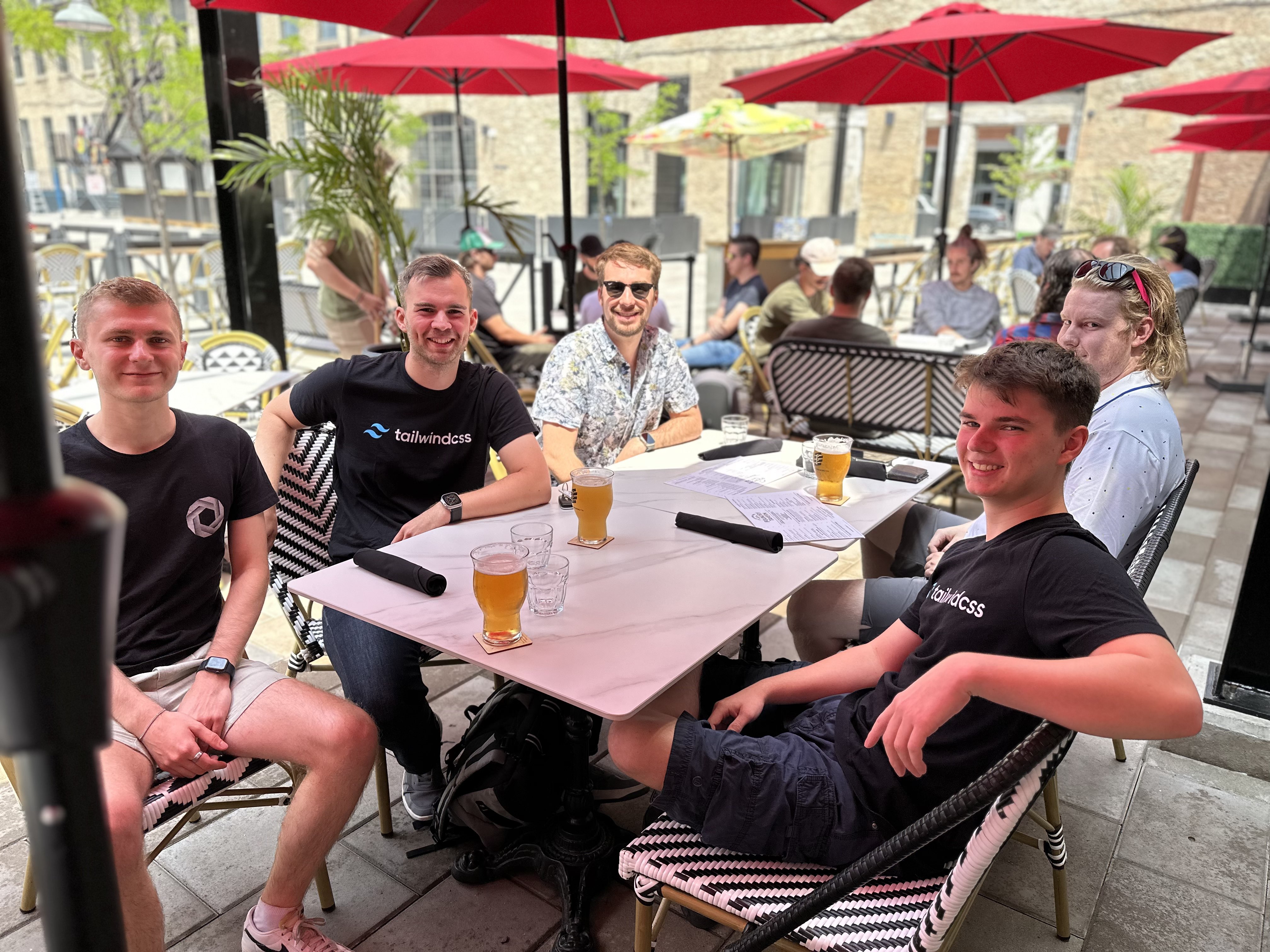 Asistentes de Tailwind Connect disfrutando de su almuerzo en Foundry Tavern