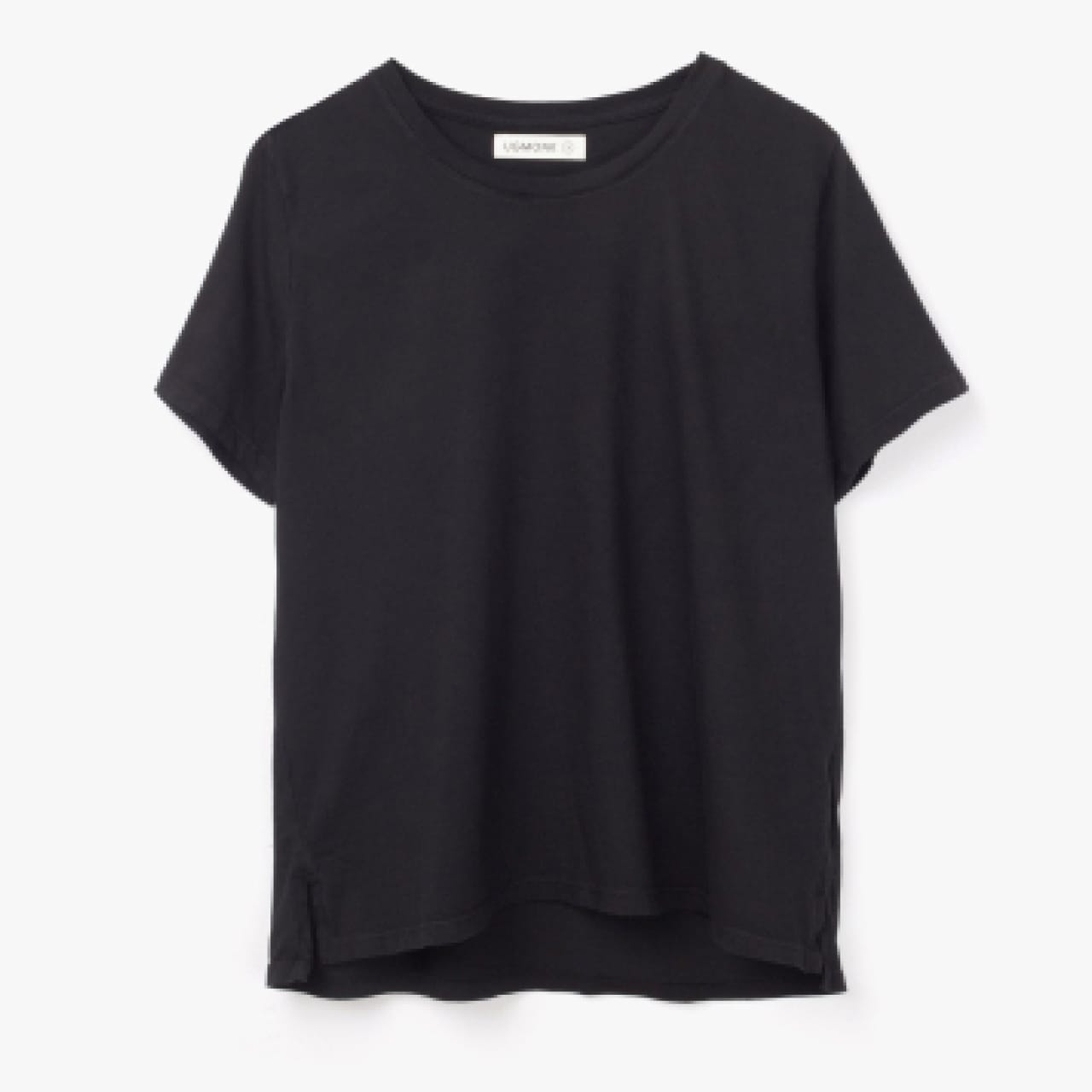 Dos camisetas de cada color: gris, blanco y negro, extendidas.